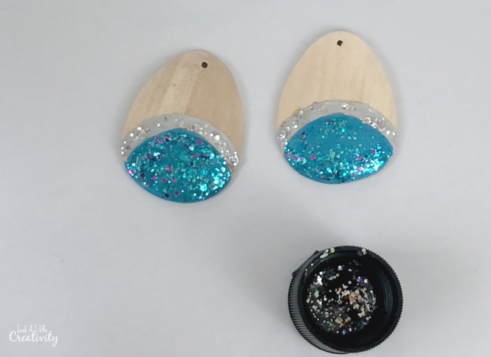 Dangle earrings with glitter